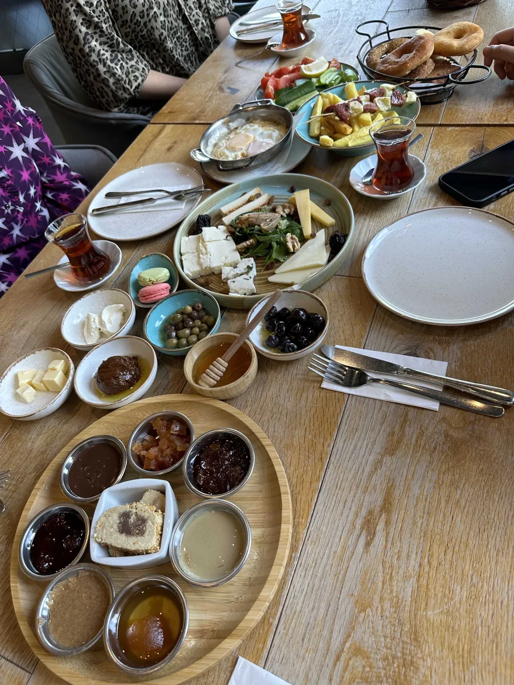 Kahvaltı sofrasında çay ve paylaşımlık lezzetler